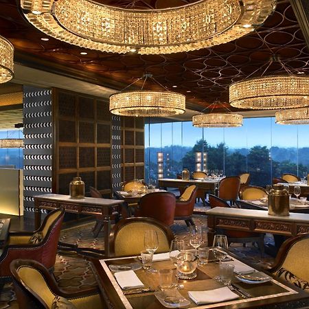 The Leela Ambience Gurugram Hotel & Residences - The Luxury Urban Sanctuary Gurgaon Restaurant billede The interior of the restaurant