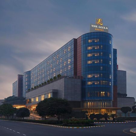 The Leela Ambience Gurugram Hotel & Residences - The Luxury Urban Sanctuary Gurgaon Eksteriør billede The hotel at night