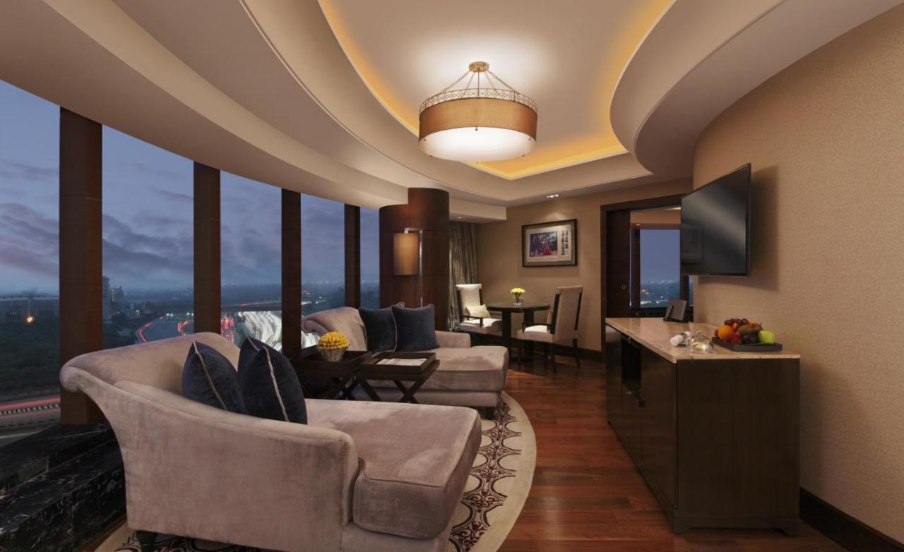 The Leela Ambience Gurugram Hotel & Residences - The Luxury Urban Sanctuary Gurgaon Eksteriør billede A suite at the hotel