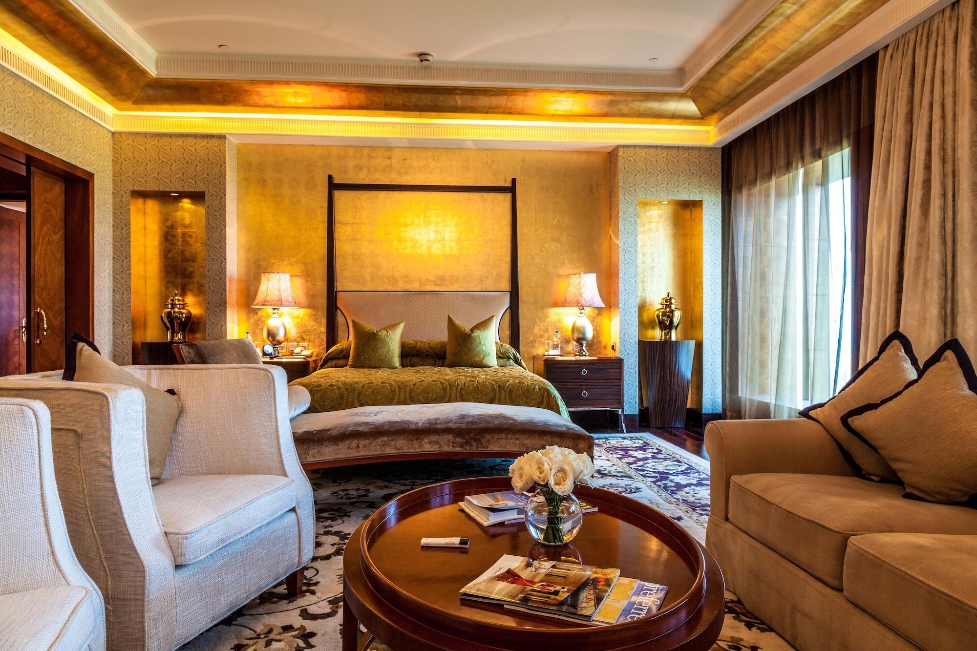The Leela Ambience Gurugram Hotel & Residences - The Luxury Urban Sanctuary Gurgaon Eksteriør billede A suite at the Taj Mahal Palace
