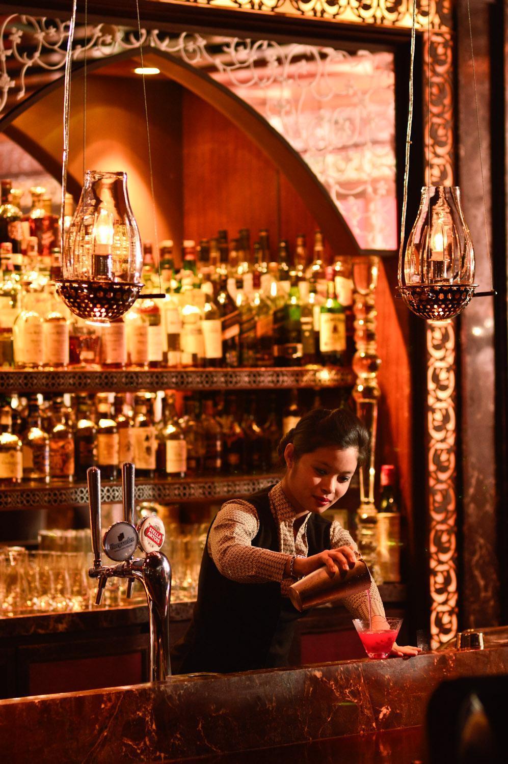 The Leela Ambience Gurugram Hotel & Residences - The Luxury Urban Sanctuary Gurgaon Eksteriør billede The bar at the Monkey Bar