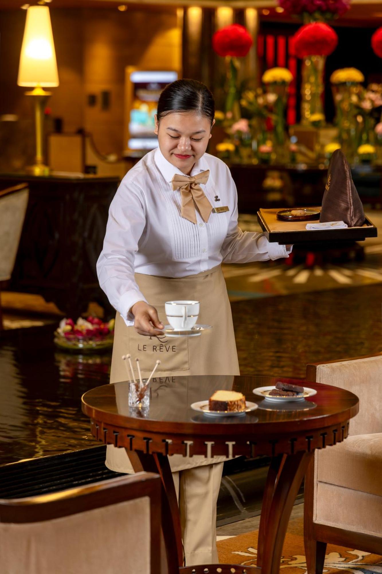 The Leela Ambience Gurugram Hotel & Residences - The Luxury Urban Sanctuary Gurgaon Eksteriør billede A server at work