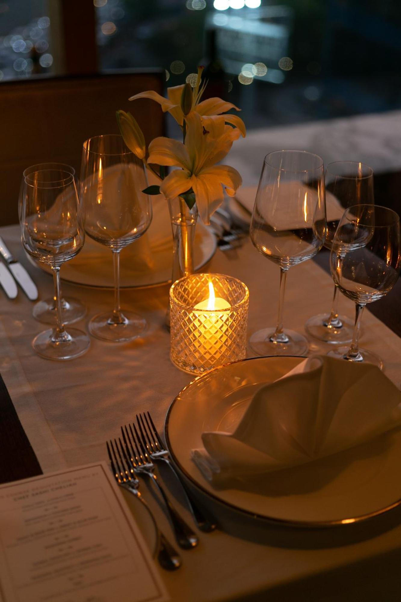 The Leela Ambience Gurugram Hotel & Residences - The Luxury Urban Sanctuary Gurgaon Eksteriør billede A candle on a dinner table