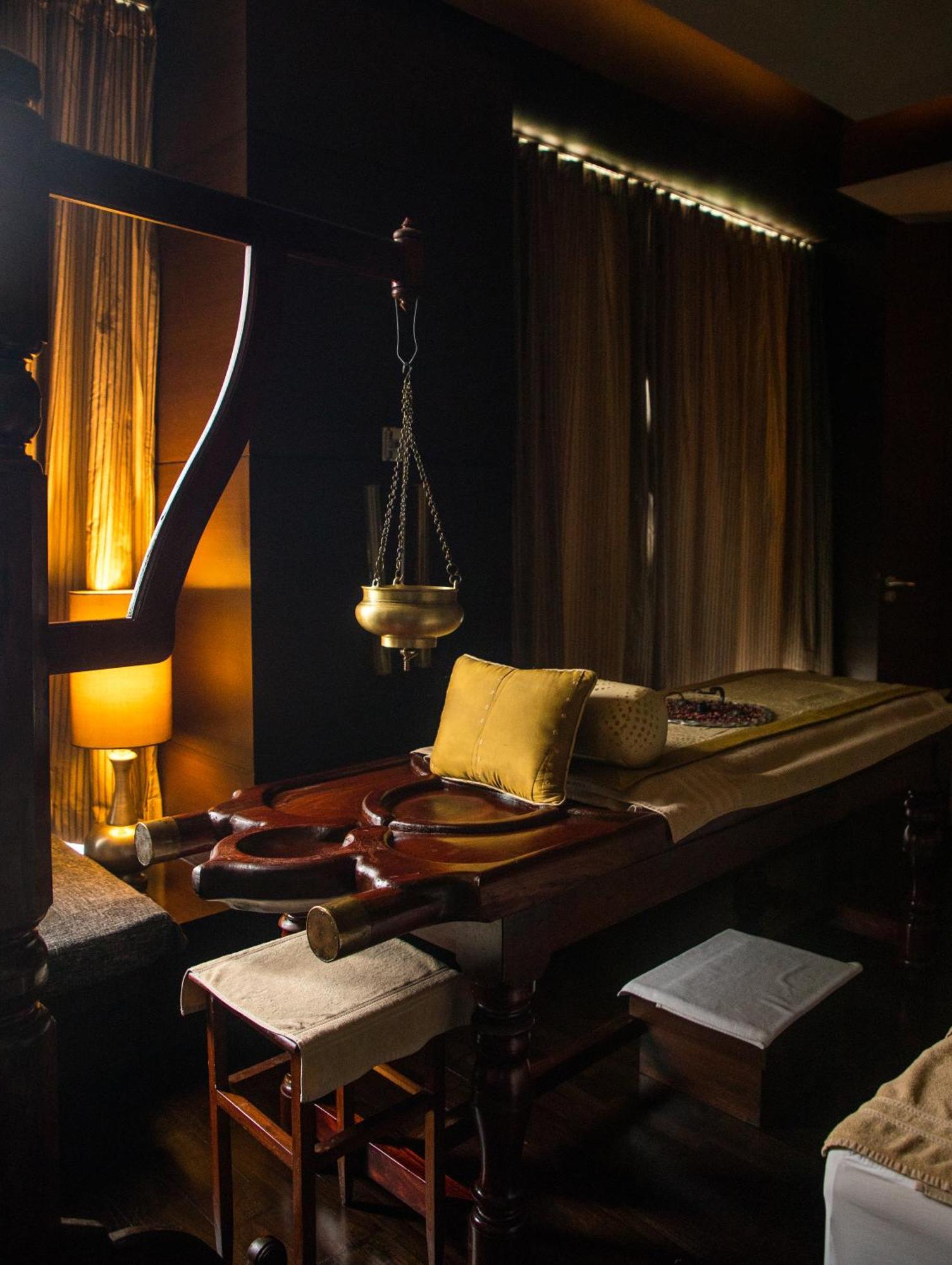 The Leela Ambience Gurugram Hotel & Residences - The Luxury Urban Sanctuary Gurgaon Eksteriør billede Ayurvedic massage table