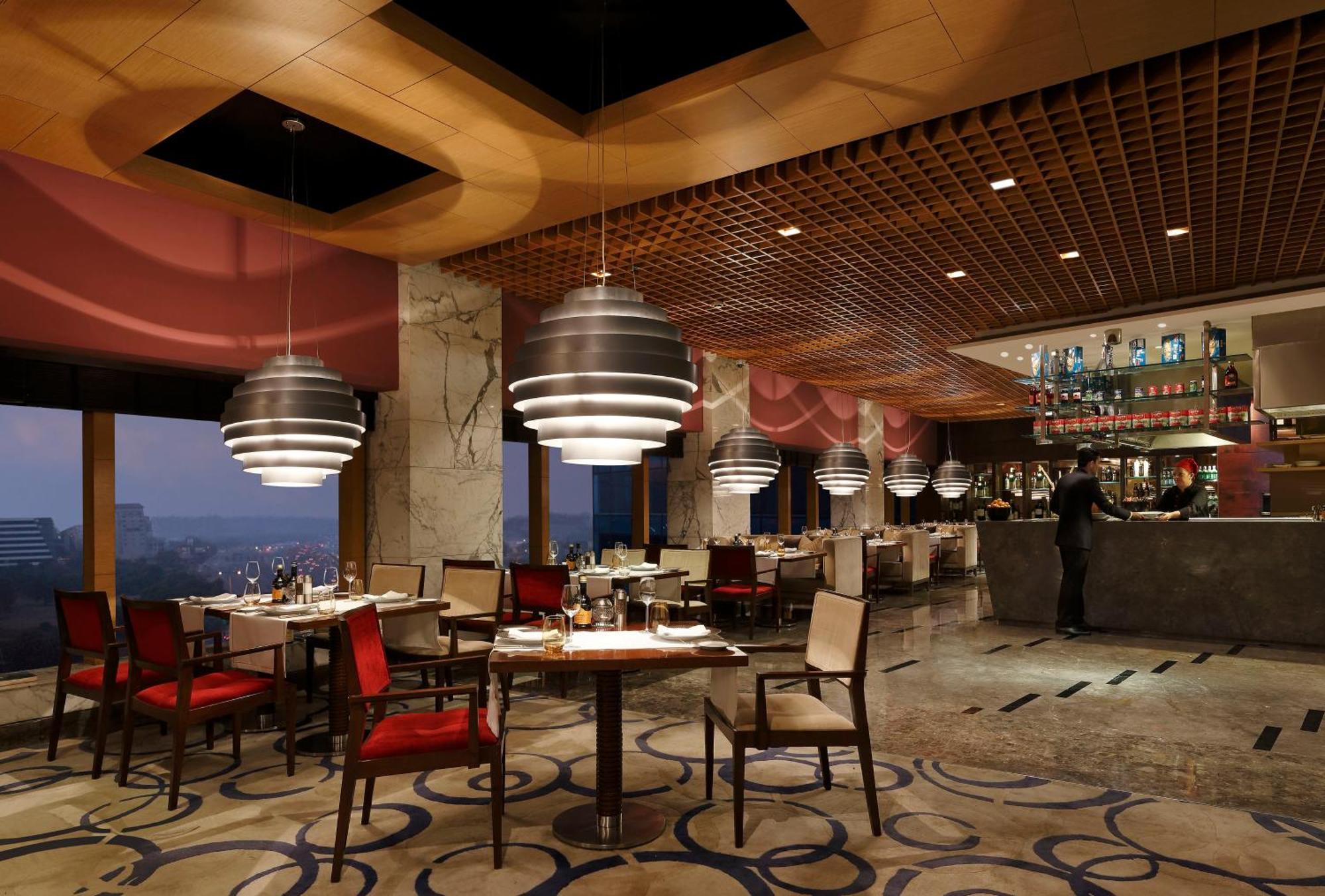 The Leela Ambience Gurugram Hotel & Residences - The Luxury Urban Sanctuary Gurgaon Eksteriør billede The restaurant