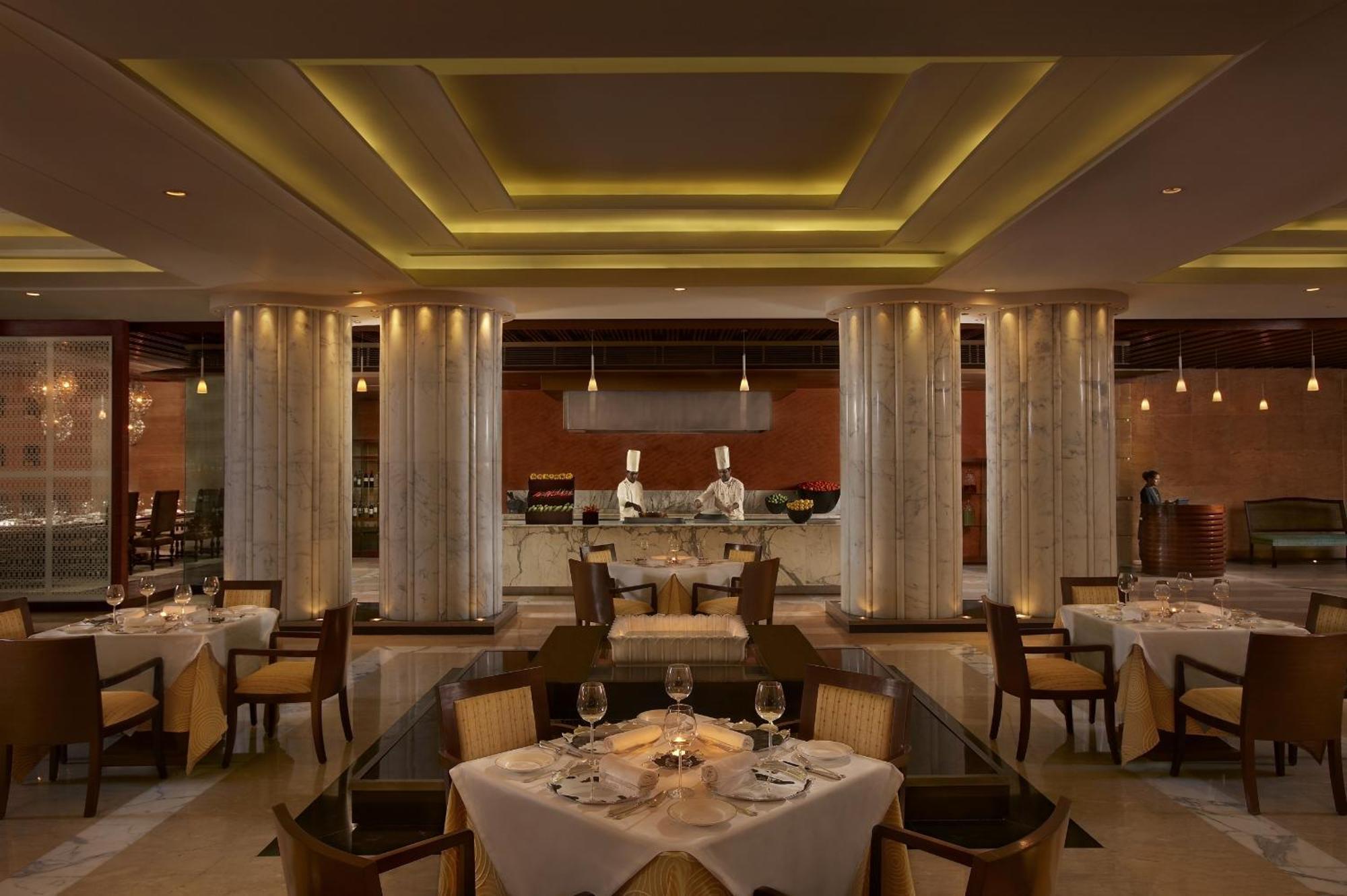The Leela Ambience Gurugram Hotel & Residences - The Luxury Urban Sanctuary Gurgaon Restaurant billede The restaurant