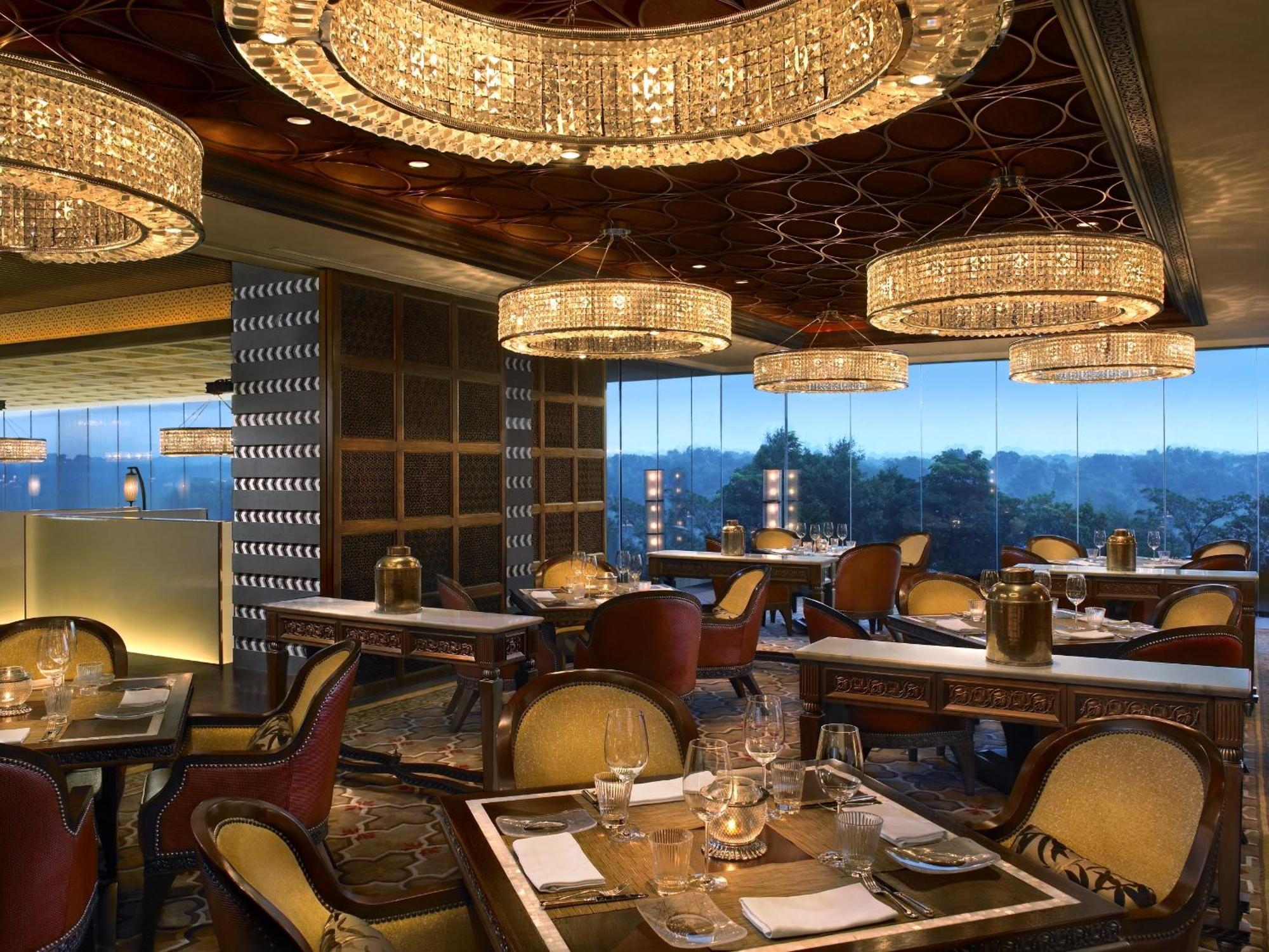 The Leela Ambience Gurugram Hotel & Residences - The Luxury Urban Sanctuary Gurgaon Restaurant billede The interior of the restaurant