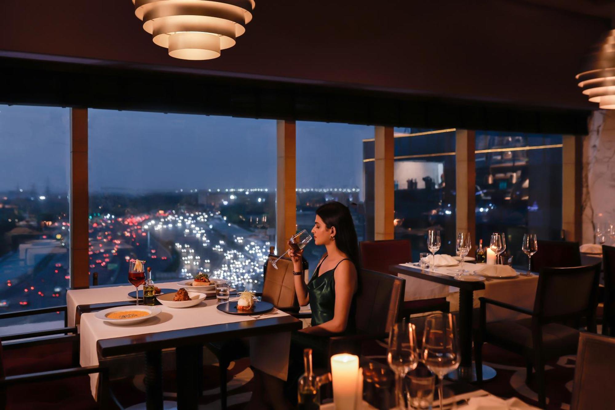 The Leela Ambience Gurugram Hotel & Residences - The Luxury Urban Sanctuary Gurgaon Eksteriør billede The View
