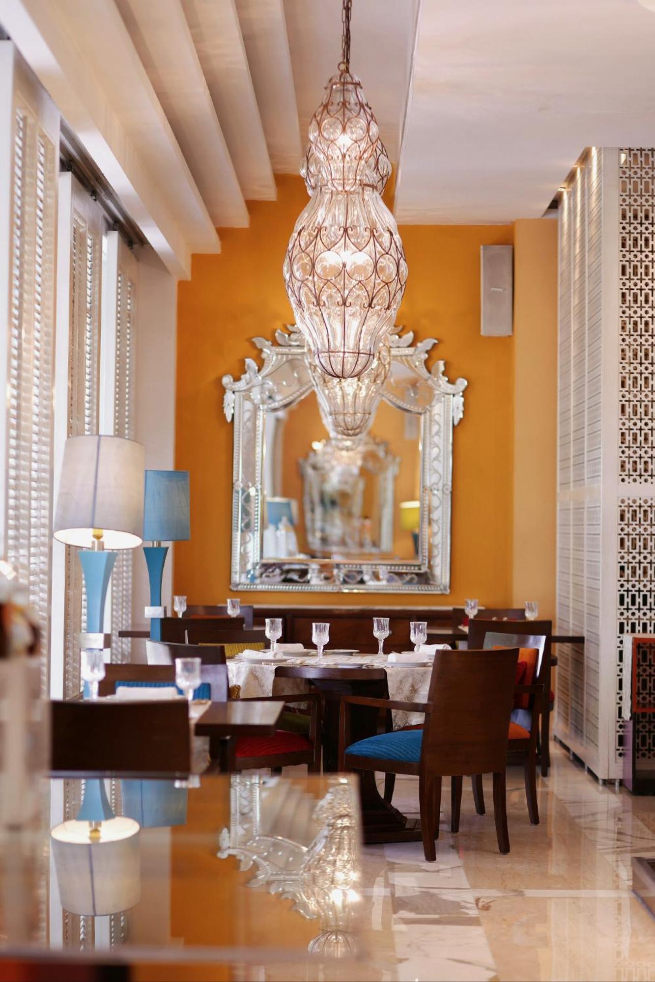 The Leela Ambience Gurugram Hotel & Residences - The Luxury Urban Sanctuary Gurgaon Eksteriør billede The restaurant