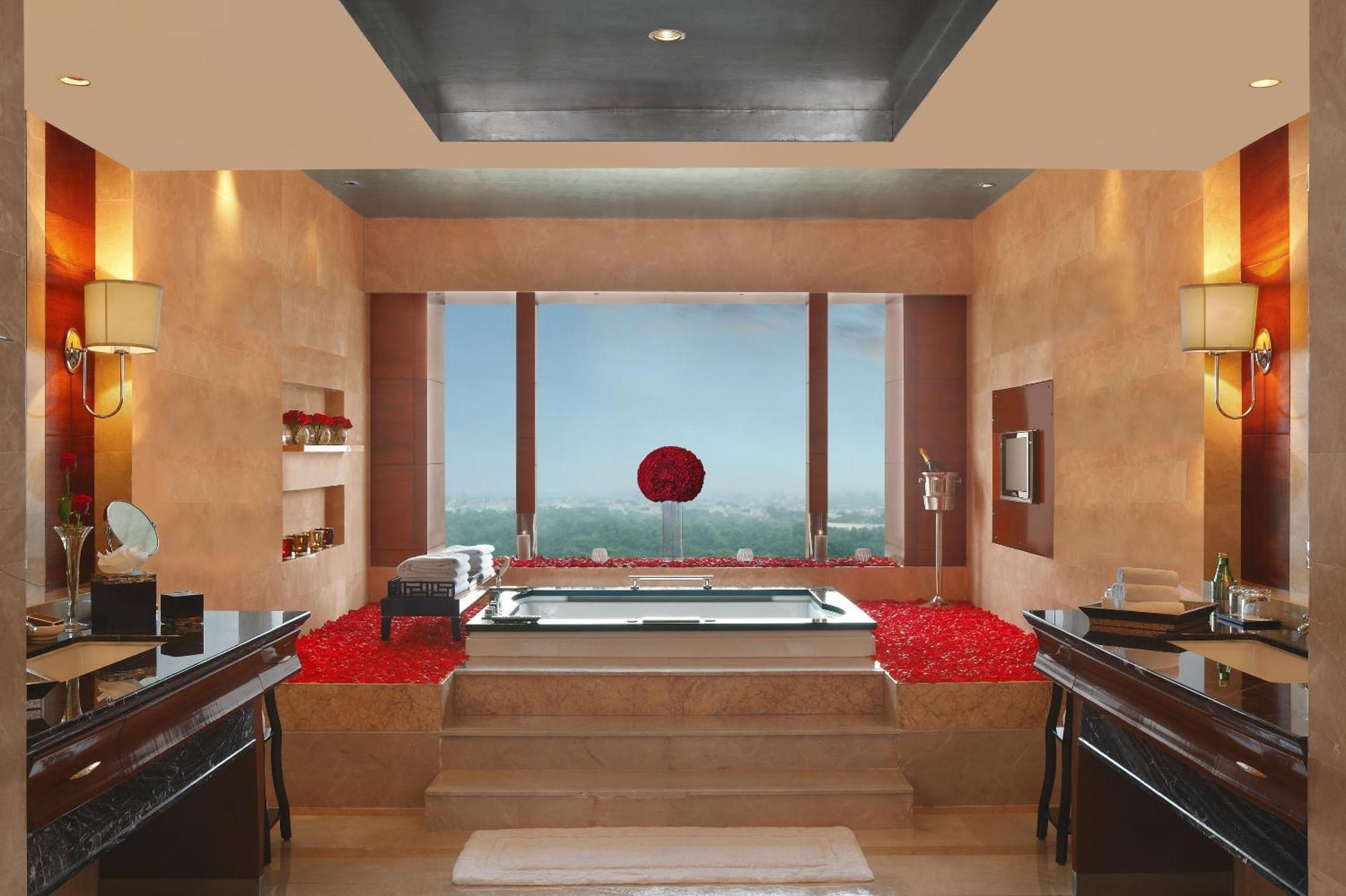 The Leela Ambience Gurugram Hotel & Residences - The Luxury Urban Sanctuary Gurgaon Eksteriør billede Bathroom