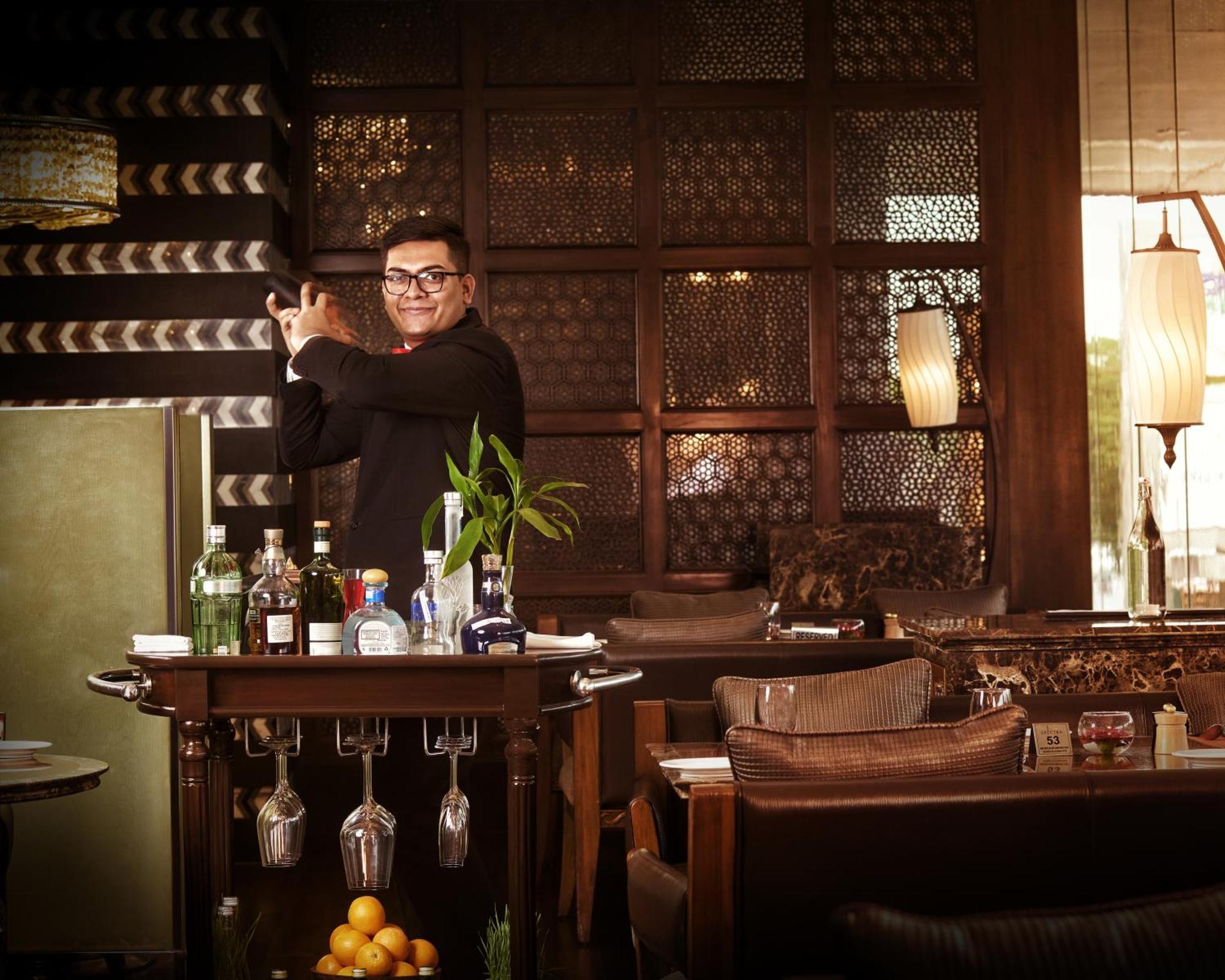 The Leela Ambience Gurugram Hotel & Residences - The Luxury Urban Sanctuary Gurgaon Eksteriør billede A bartender at work