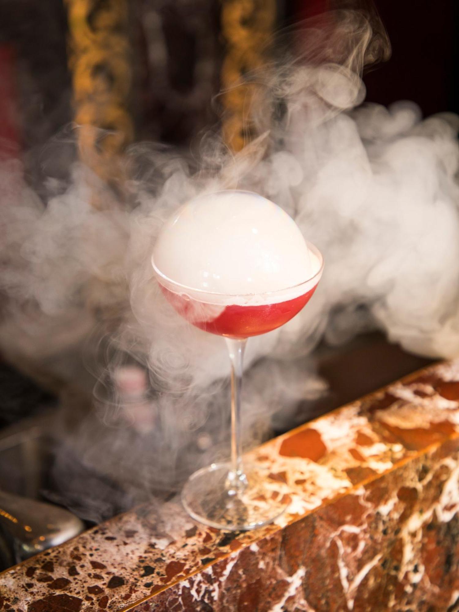 The Leela Ambience Gurugram Hotel & Residences - The Luxury Urban Sanctuary Gurgaon Eksteriør billede A dry ice cocktail