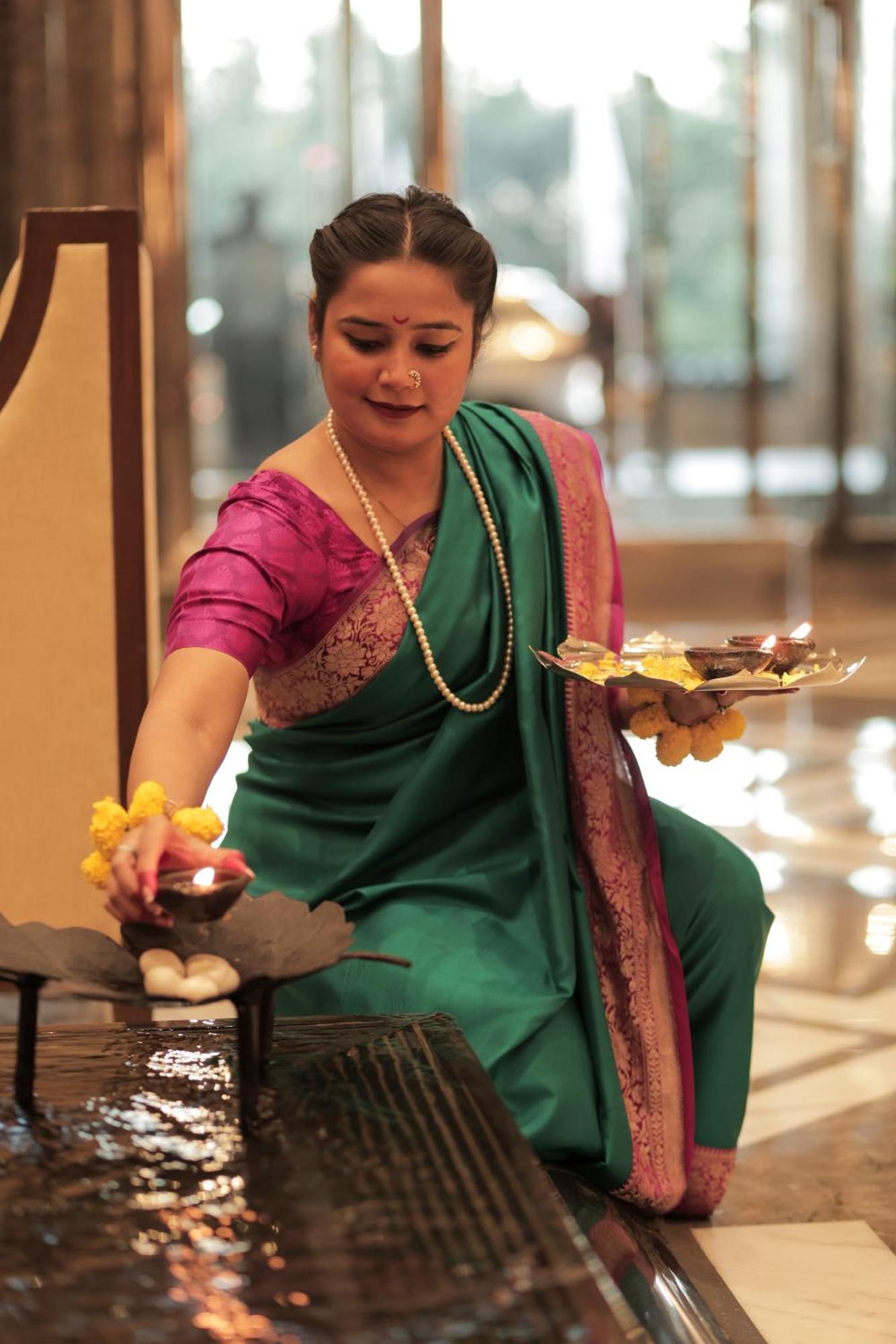 The Leela Ambience Gurugram Hotel & Residences - The Luxury Urban Sanctuary Gurgaon Eksteriør billede Aarti being performed