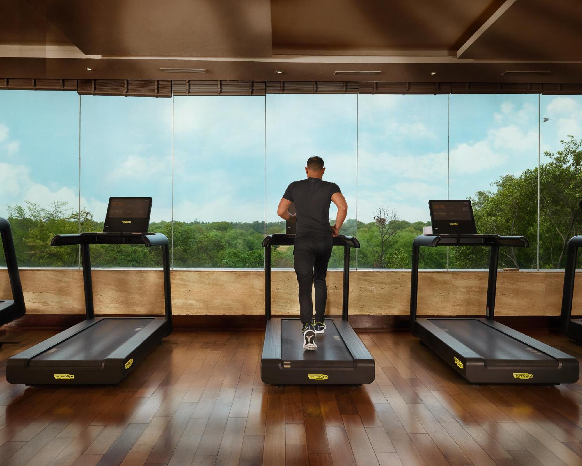 The Leela Ambience Gurugram Hotel & Residences - The Luxury Urban Sanctuary Gurgaon Eksteriør billede A man on a treadmill