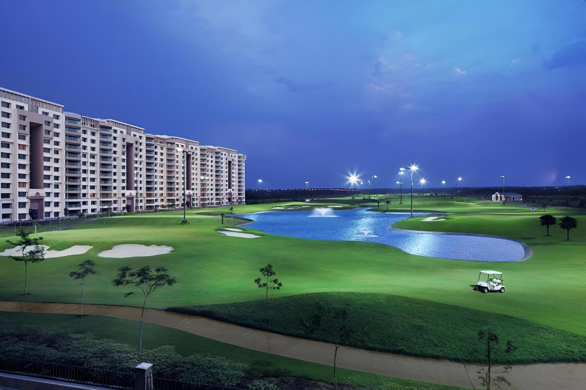 The Leela Ambience Gurugram Hotel & Residences - The Luxury Urban Sanctuary Gurgaon Eksteriør billede Golf Course at the City of Dreams Manila