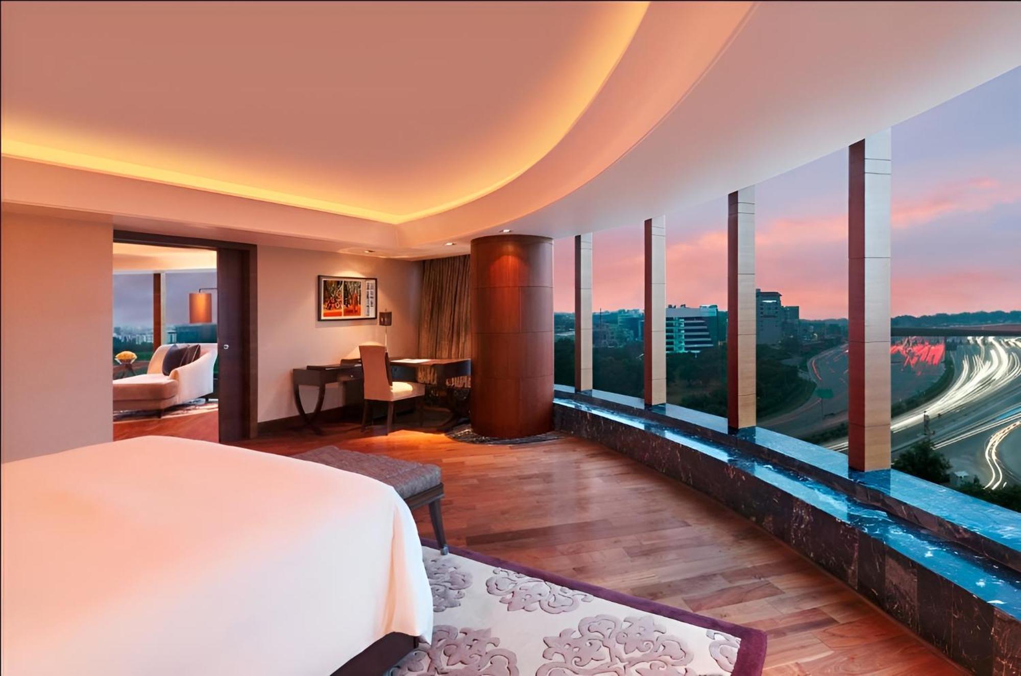 The Leela Ambience Gurugram Hotel & Residences - The Luxury Urban Sanctuary Gurgaon Eksteriør billede A suite at the hotel