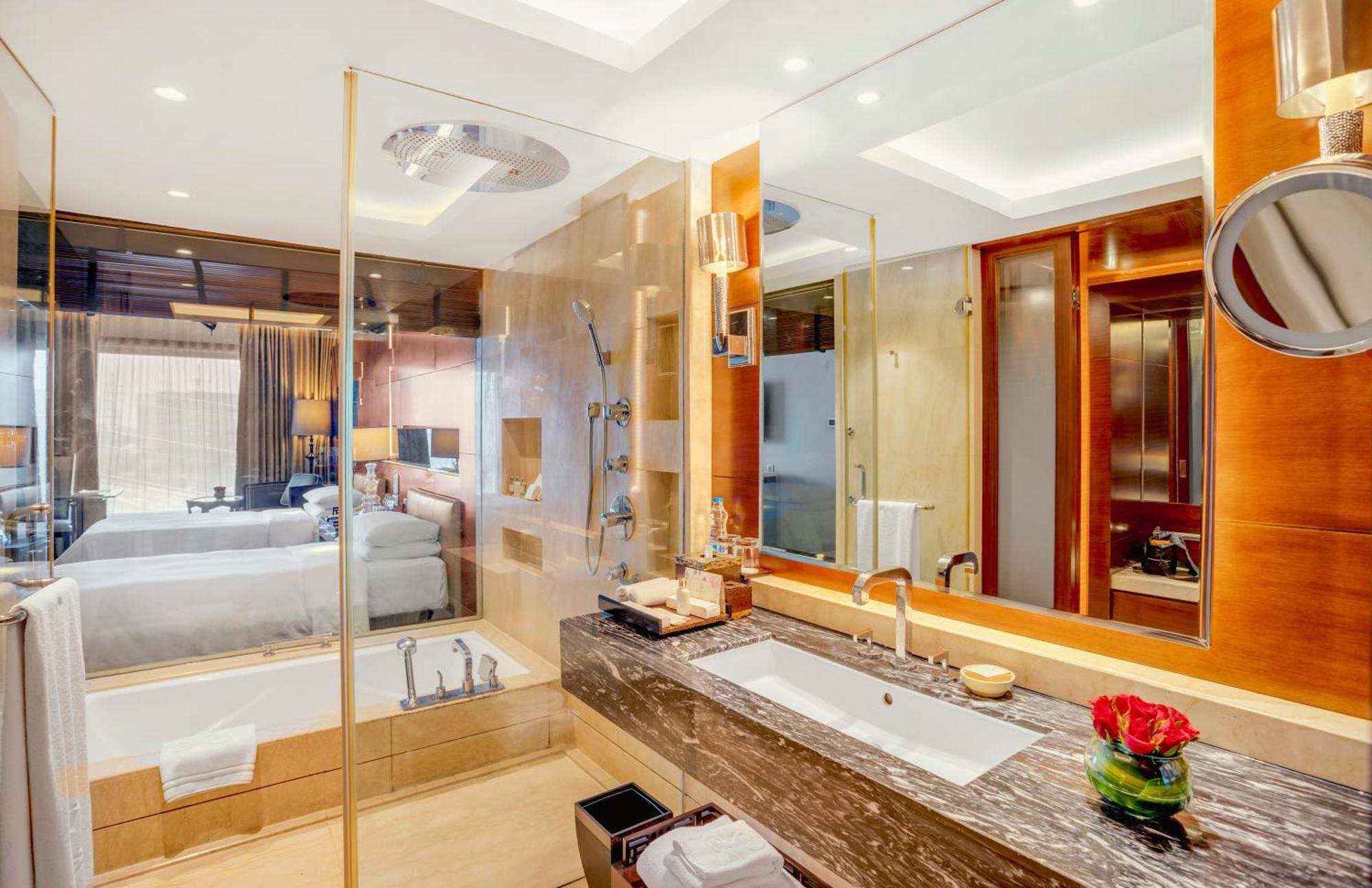The Leela Ambience Gurugram Hotel & Residences - The Luxury Urban Sanctuary Gurgaon Eksteriør billede Bathroom