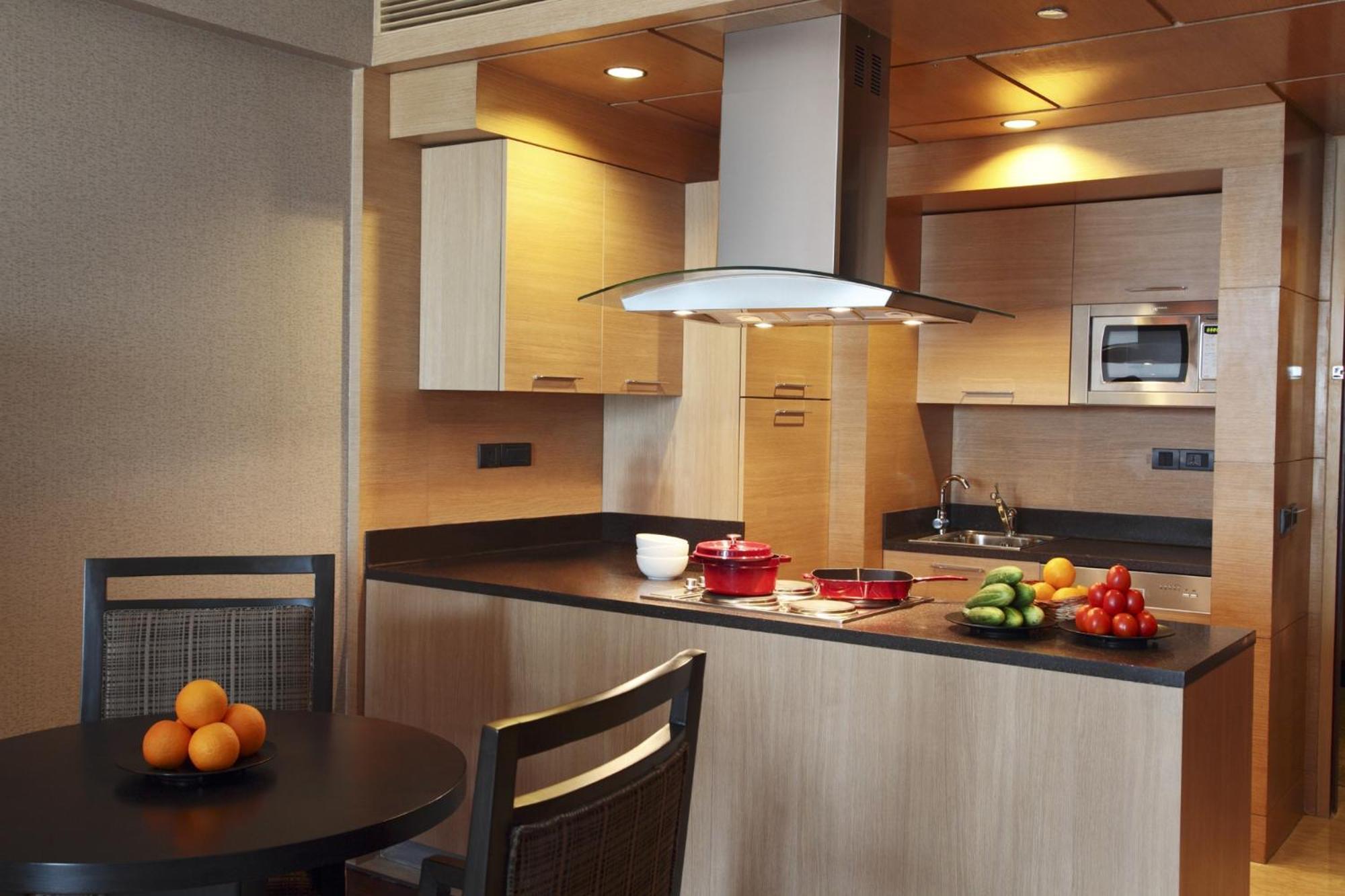 The Leela Ambience Gurugram Hotel & Residences - The Luxury Urban Sanctuary Gurgaon Eksteriør billede A modern kitchen