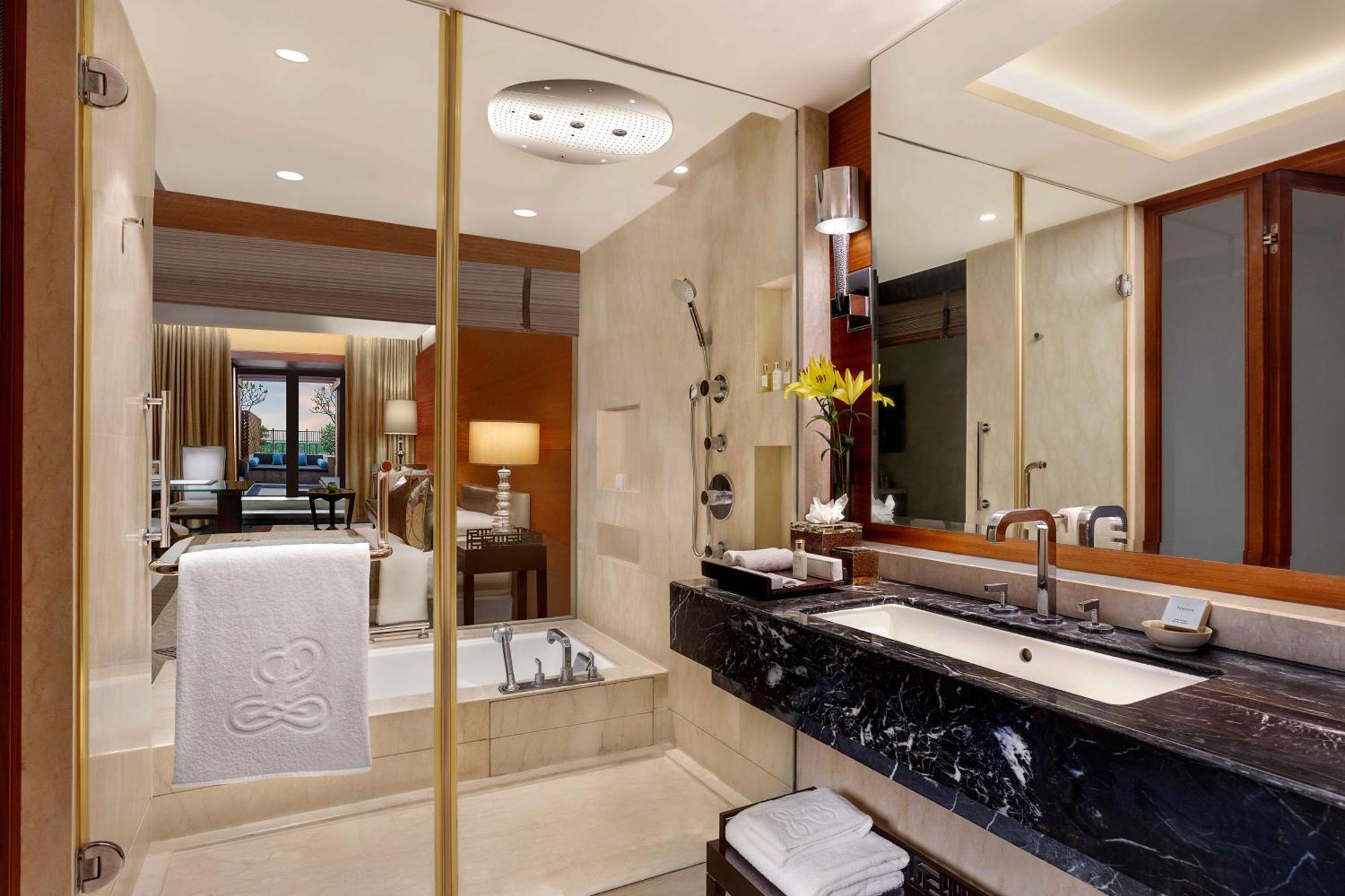 The Leela Ambience Gurugram Hotel & Residences - The Luxury Urban Sanctuary Gurgaon Eksteriør billede Bathroom