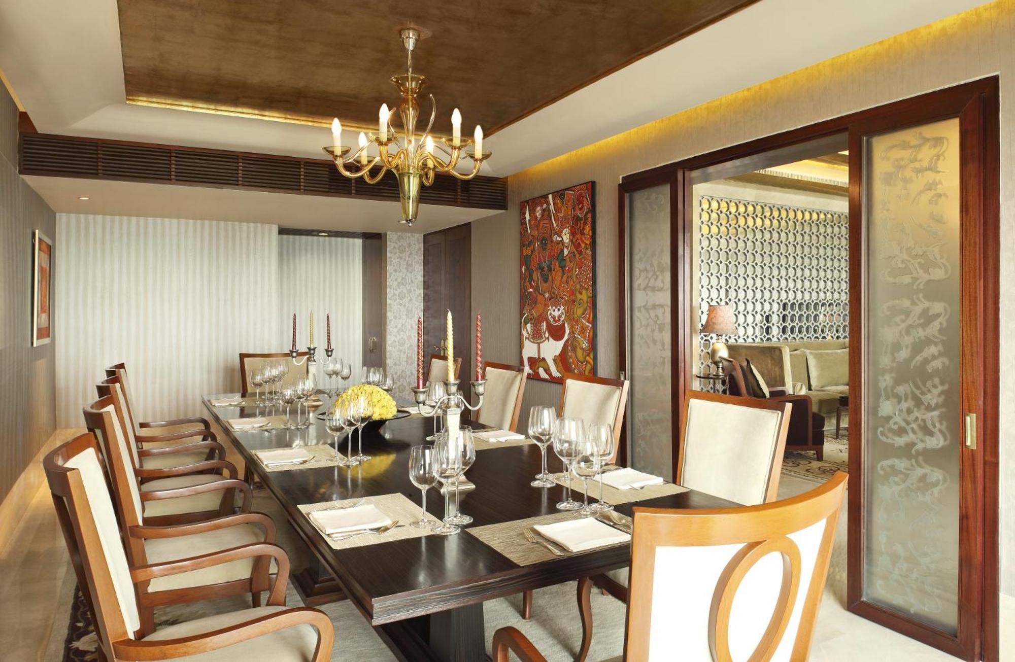 The Leela Ambience Gurugram Hotel & Residences - The Luxury Urban Sanctuary Gurgaon Eksteriør billede A dining room
