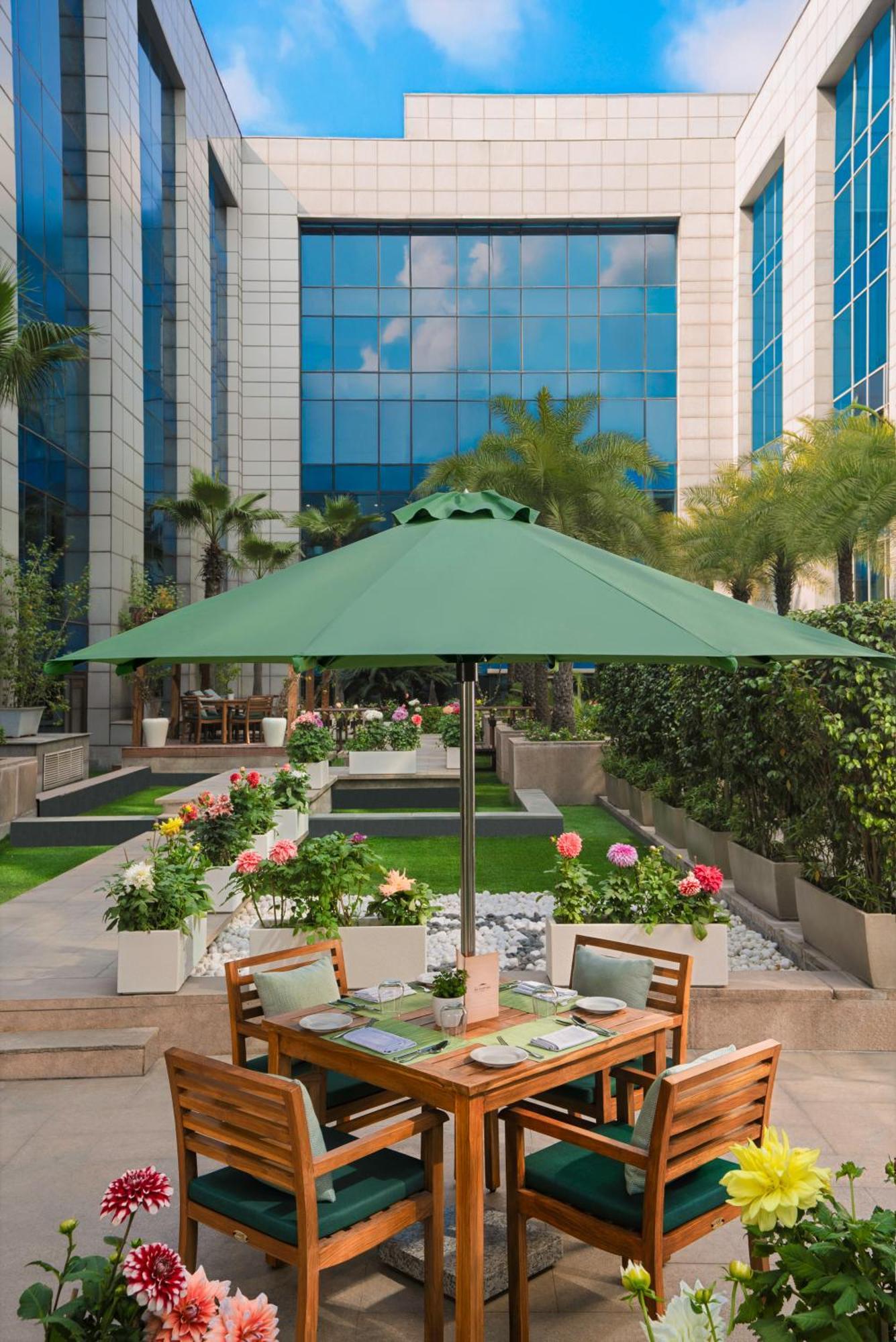 The Leela Ambience Gurugram Hotel & Residences - The Luxury Urban Sanctuary Gurgaon Eksteriør billede A patio umbrella