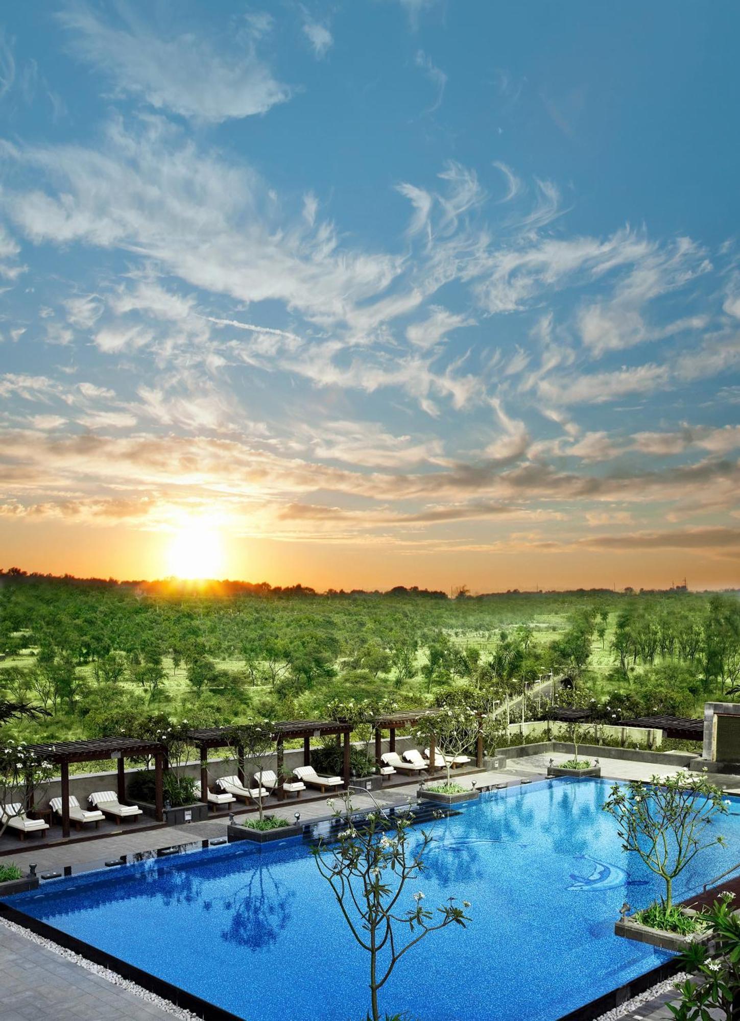 The Leela Ambience Gurugram Hotel & Residences - The Luxury Urban Sanctuary Gurgaon Eksteriør billede Sunset at the vineyard