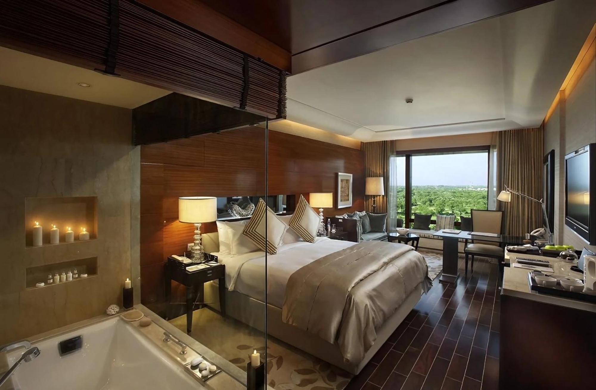The Leela Ambience Gurugram Hotel & Residences - The Luxury Urban Sanctuary Gurgaon Eksteriør billede A suite at the Taj Bengal