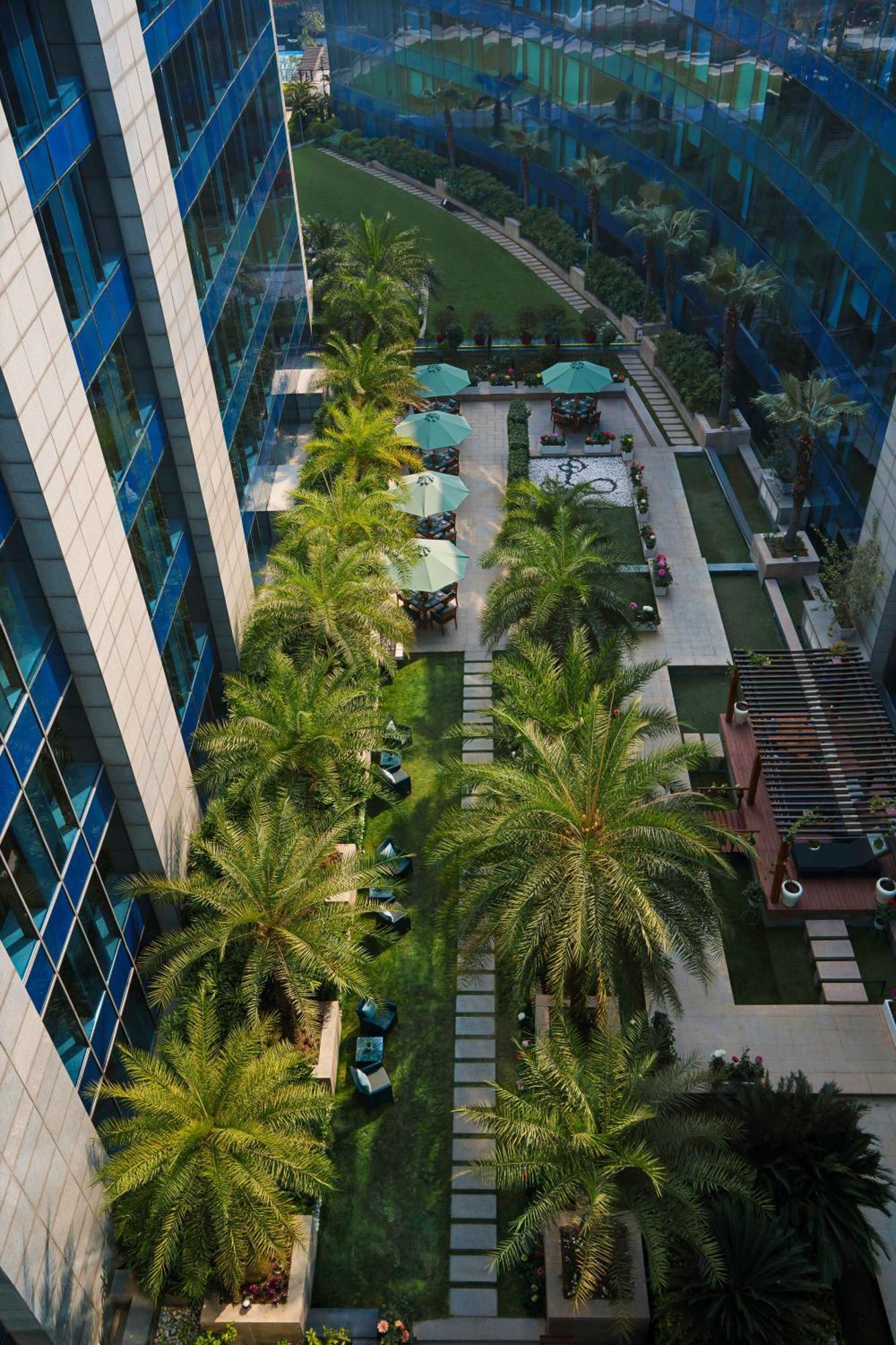 The Leela Ambience Gurugram Hotel & Residences - The Luxury Urban Sanctuary Gurgaon Eksteriør billede The courtyard of the hotel
