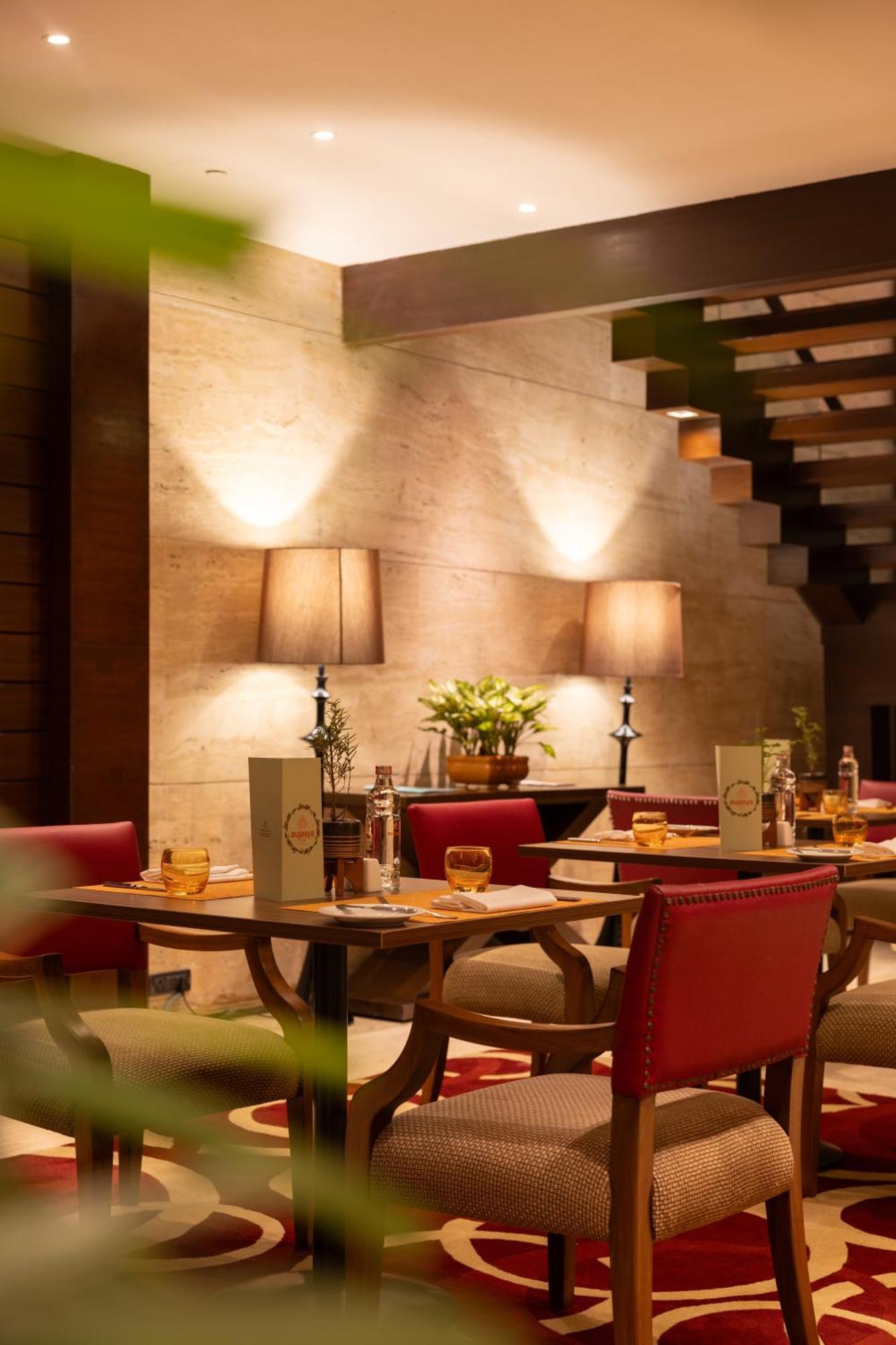 The Leela Ambience Gurugram Hotel & Residences - The Luxury Urban Sanctuary Gurgaon Eksteriør billede The interior of the restaurant