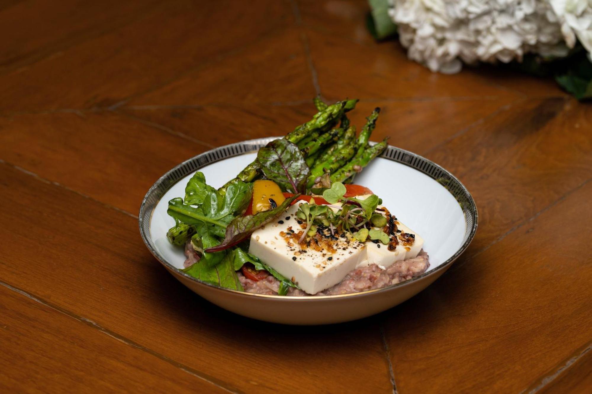 The Leela Ambience Gurugram Hotel & Residences - The Luxury Urban Sanctuary Gurgaon Eksteriør billede A salad with tofu