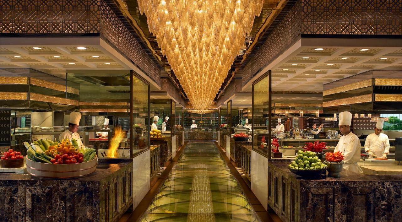 The Leela Ambience Gurugram Hotel & Residences - The Luxury Urban Sanctuary Gurgaon Eksteriør billede The Live Kitche